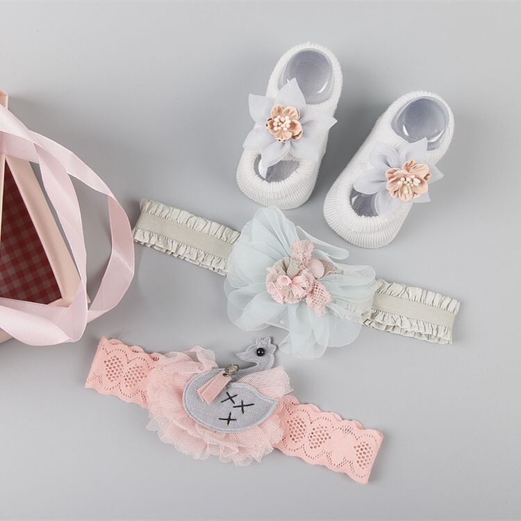 New baby hair accessories socks and shoes set box $18.50 Dana Fashion Color: N2 style Baby Clothing Applicable gender: female Gift box content: accessories/supplies Flat car stitch pitch 12~14 stitches/3cm: Yes Main fabric composition: cotton Main fabric