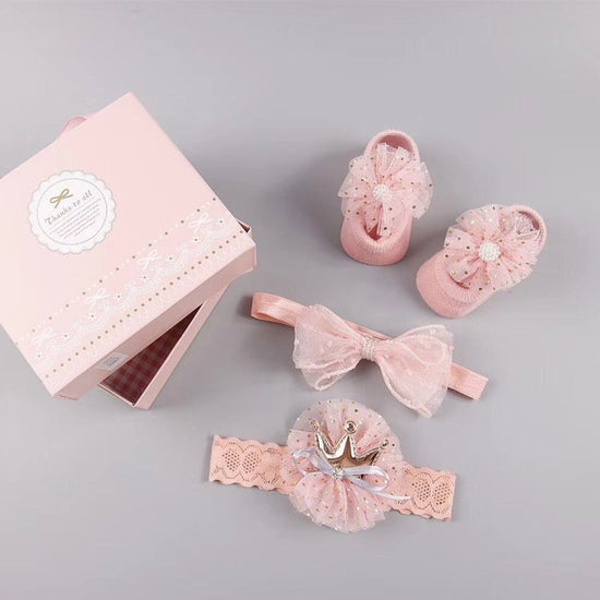 New baby hair accessories socks and shoes set box $18.50 Dana Fashion Color: G Baby Clothing Applicable gender: female Gift box content: accessories/supplies Flat car stitch pitch 12~14 stitches/3cm: Yes Main fabric composition: cotton Main fabric ingredi