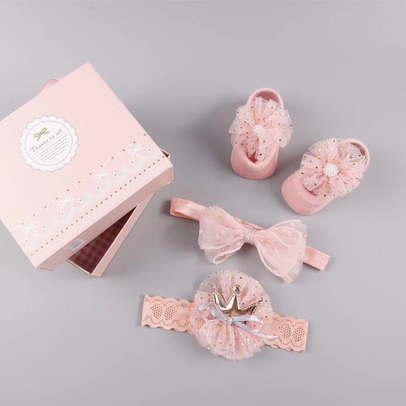 New baby hair accessories socks and shoes set box $18.50 Dana Fashion Color: G Baby Clothing Applicable gender: female Gift box content: accessories/supplies Flat car stitch pitch 12~14 stitches/3cm: Yes Main fabric composition: cotton Main fabric ingredi