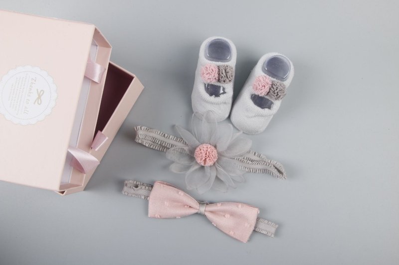 New baby hair accessories socks and shoes set box $18.50 Dana Fashion Color: N4 style Baby Clothing Applicable gender: female Gift box content: accessories/supplies Flat car stitch pitch 12~14 stitches/3cm: Yes Main fabric composition: cotton Main fabric