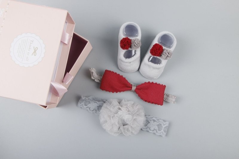 New baby hair accessories socks and shoes set box $18.50 Dana Fashion Color: N5 style Baby Clothing Applicable gender: female Gift box content: accessories/supplies Flat car stitch pitch 12~14 stitches/3cm: Yes Main fabric composition: cotton Main fabric
