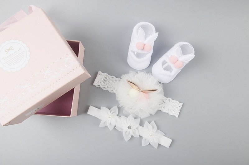 New baby hair accessories socks and shoes set box $18.50 Dana Fashion Color: N9 style Baby Clothing Applicable gender: female Gift box content: accessories/supplies Flat car stitch pitch 12~14 stitches/3cm: Yes Main fabric composition: cotton Main fabric