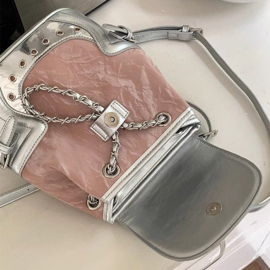 New Commuter Chain Backpack For Women $68.97 Dana Fashion Color: Black Women's Bags Product information: Popular elements: sewing line Style: street trend Bags/suitcases type: Sandwich pocket With/without interlining: Yes Lining material: Polyester Closin
