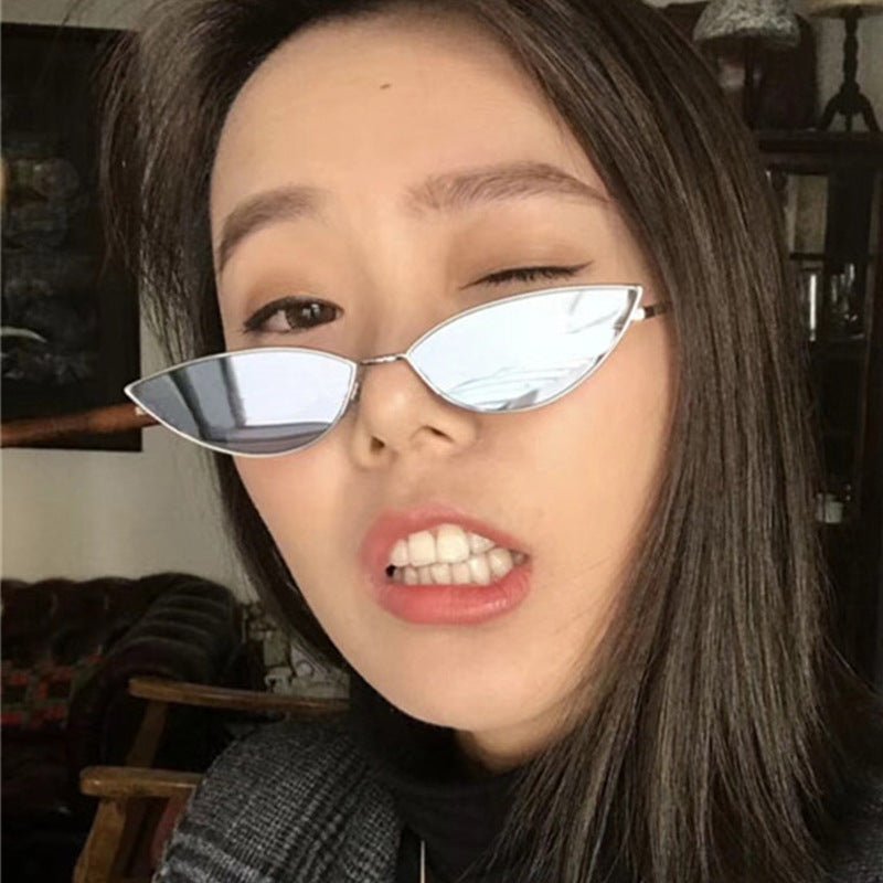 New Cute Sexy Sunglases Retro Cat Eye Sunglasses Women Metal Triangle Vintage Cateye Sun Glasses Female $15.00 Dana Fashion Lens color: Gold frame gray Women's Accessories Brand Name: DCM Style: Cat Eye Lenses Optical Attribute: Mirror,Gradient,Anti-Refle