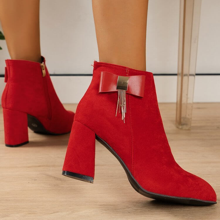New Festive Chunky Heel Side Zipper Boots $44.90 Dana Fashion Color: Red Size: 37 Women's shoes Product information: Pattern: solid color Lining material: Cotton Color: red Heel height: high heels (6-8CM) Socks length: low tube Heel shape: short stout hee