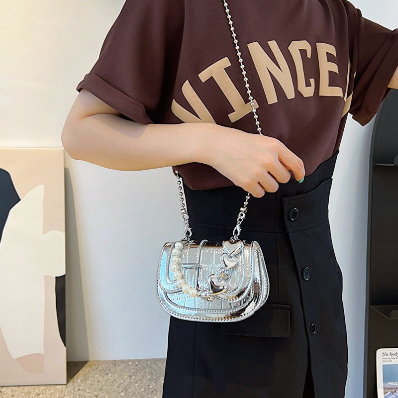 New Laser Pearl Tote Saddle Girl Mini $28.23 Dana Fashion Color: Black Women's Bags Product information: Lining texture: synthetic leather Applicable scenarios: Daily matching Color: silver, black, pink, green, gold Outer bag type: Sandwich pocket Hardnes