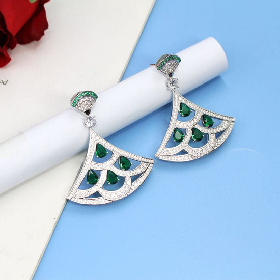 New Product Green Zircon Fan-shaped Earrings With Gold-plated Diamonds $39.00 Dana Fashion Color: Silver Women's Accessories Product information: Material; Yajin Style: European and American fashion OL Style: Women's Style: fan-shaped fan skirt Applicable