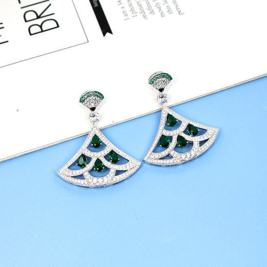 New Product Green Zircon Fan-shaped Earrings With Gold-plated Diamonds $39.00 Dana Fashion Color: Silver Women's Accessories Product information: Material; Yajin Style: European and American fashion OL Style: Women's Style: fan-shaped fan skirt Applicable