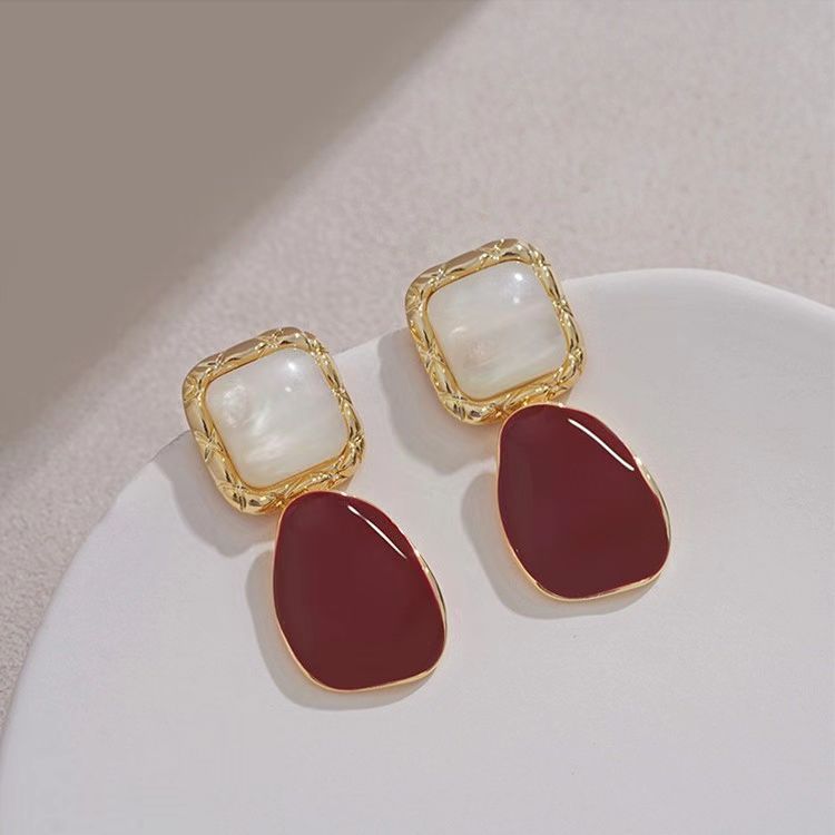 New Sterling Silver Needle French Style Temperament Irregular Wine Red Earrings $13.44 Dana Fashion Color: French Wine Red Women's Accessories Product information: Color: French wine red Applicable population: Female Material: Alloy Shape: Geometry Popula