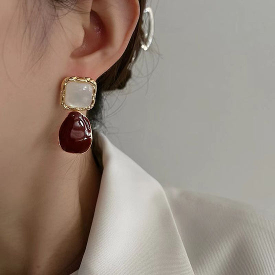 New Sterling Silver Needle French Style Temperament Irregular Wine Red Earrings $13.44 Dana Fashion Color: French Wine Red Women's Accessories Product information: Color: French wine red Applicable population: Female Material: Alloy Shape: Geometry Popula