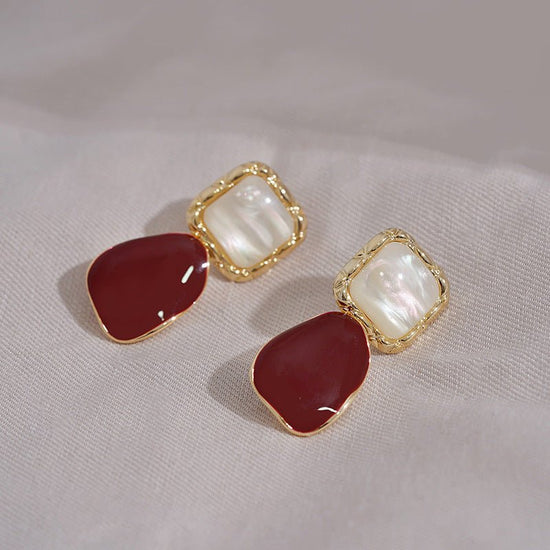 New Sterling Silver Needle French Style Temperament Irregular Wine Red Earrings $13.44 Dana Fashion Color: French Wine Red Women's Accessories Product information: Color: French wine red Applicable population: Female Material: Alloy Shape: Geometry Popula