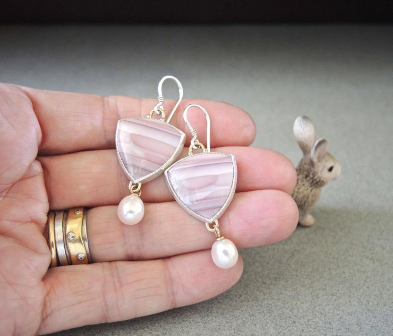 New Style Pink Opal And Pearl Earrings $16.28 Dana Fashion Color: White Gold Color Women's Accessories Product information: Color: white gold color Material: Alloy Shape: Geometric Popular elements: None Style: fashion OL Packing list: Earrings*1pairs Pro
