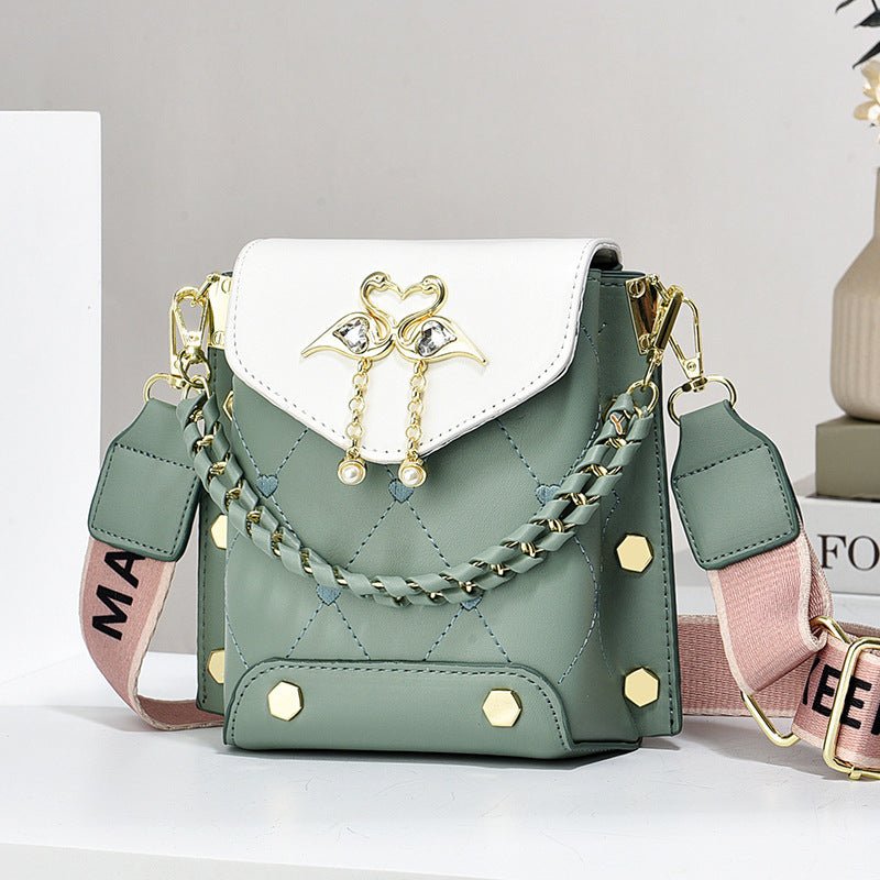 New Stylish Good Texture Shoulder Bag All-matching Western Style Pearl Chain Small Bag $43.57 Dana Fashion Color: Green Women's Bags Product information: Lining texture: Polyester Applicable scenario: Daily matching Color: pure white, sky blue, khaki, bla