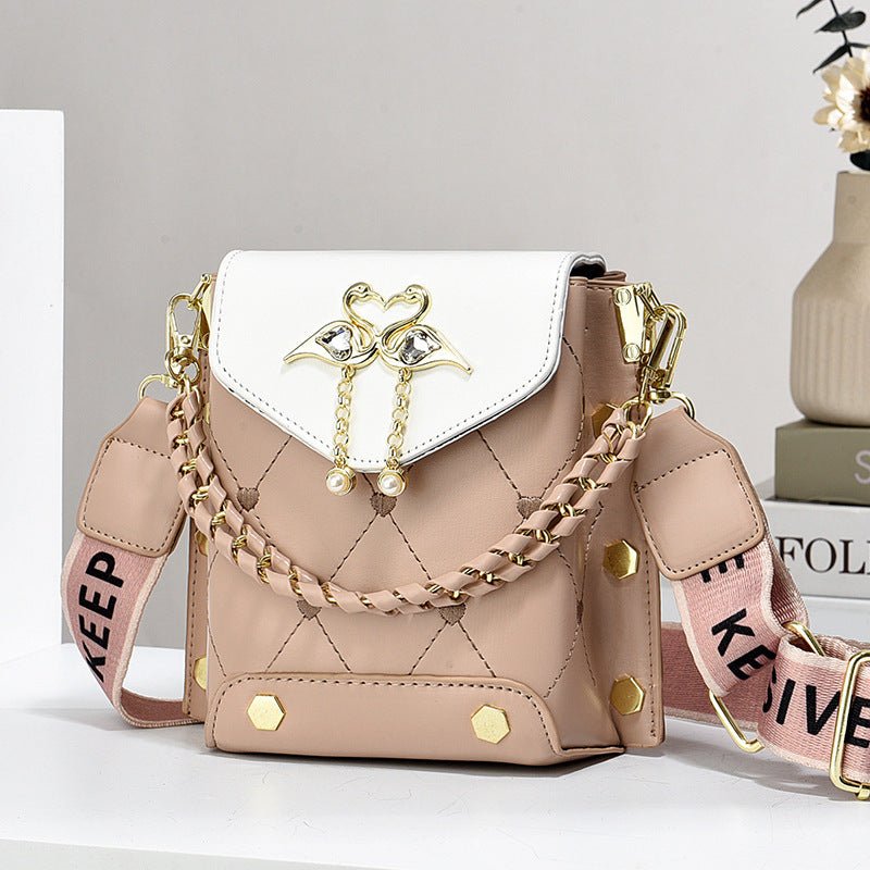 New Stylish Good Texture Shoulder Bag All-matching Western Style Pearl Chain Small Bag $43.57 Dana Fashion Color: Khaki Women's Bags Product information: Lining texture: Polyester Applicable scenario: Daily matching Color: pure white, sky blue, khaki, bla