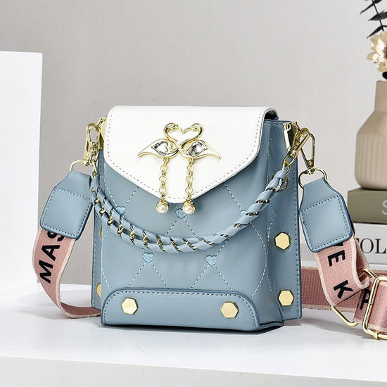 New Stylish Good Texture Shoulder Bag All-matching Western Style Pearl Chain Small Bag $43.57 Dana Fashion Color: Sky Blue Women's Bags Product information: Lining texture: Polyester Applicable scenario: Daily matching Color: pure white, sky blue, khaki,