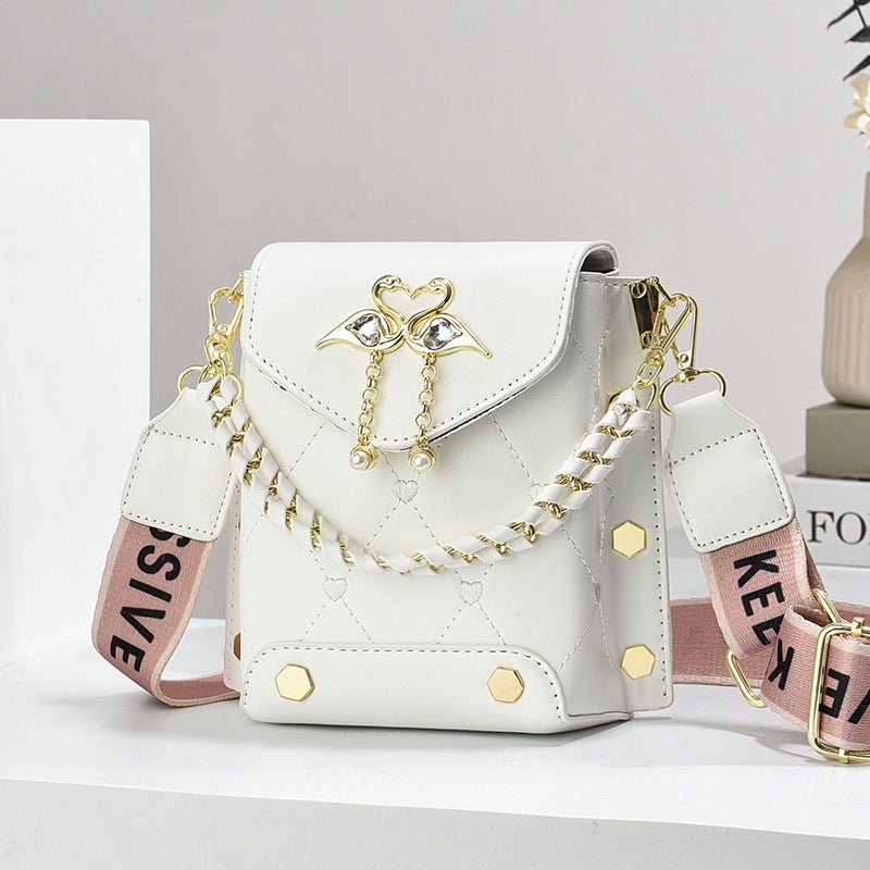 New Stylish Good Texture Shoulder Bag All-matching Western Style Pearl Chain Small Bag $43.57 Dana Fashion Color: Pure White Women's Bags Product information: Lining texture: Polyester Applicable scenario: Daily matching Color: pure white, sky blue, khaki