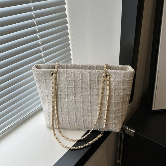 New Versatile Large Capacity Women's Chain Shoulder Bag $21.52 Dana Fashion Color: Black Women's Bags Product information: Lining texture: without lining Applicable scenarios: Daily matching Color: black, white, blue, pink Outer bag type: Three-dimensiona