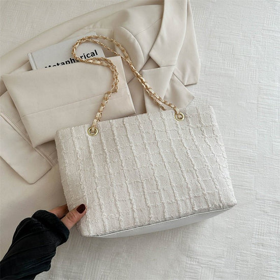 New Versatile Large Capacity Women's Chain Shoulder Bag $21.52 Dana Fashion Color: White Women's Bags Product information: Lining texture: without lining Applicable scenarios: Daily matching Color: black, white, blue, pink Outer bag type: Three-dimensiona