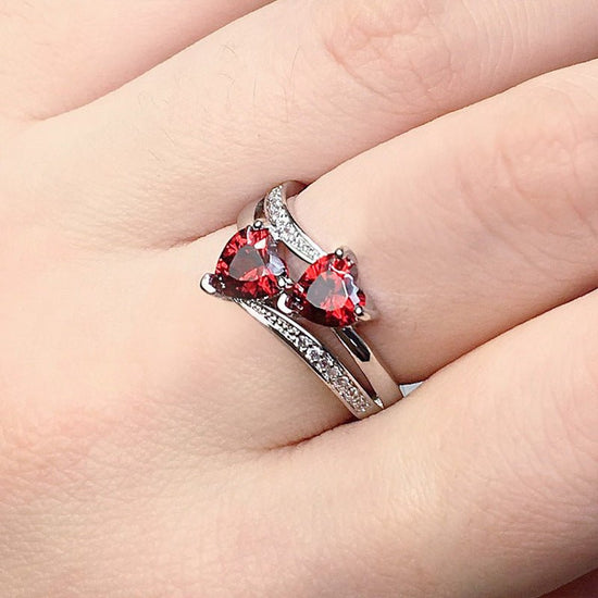 New Women's Double Heart-shaped Multicolor Ring $15.51 Dana Fashion Color: Pomegranate Red Size: No 10 Women's Accessories Product information: Type: Ring Treatment Process: inlaid zircon Size: no.6, no.7, no.8, no.9, no.10 Series: meeting altar, meeting