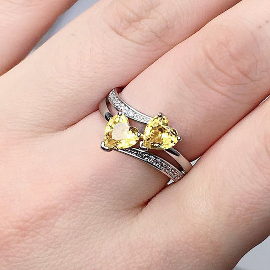 New Women's Double Heart-shaped Multicolor Ring $15.51 Dana Fashion Color: Yellow Size: No 10 Women's Accessories Product information: Type: Ring Treatment Process: inlaid zircon Size: no.6, no.7, no.8, no.9, no.10 Series: meeting altar, meeting altar Pic