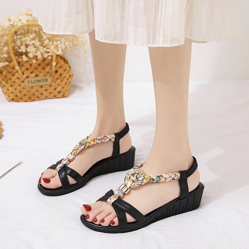 New Women's Sandals Flat Foreign Trade Plus Size Shoes $30.90 Dana Fashion Color: Black Size: 35 Women's shoes Product information: Lining material: Pu Toe holder shape: round head Color: black, silver, gold Shoe Upper material: Other Size:35,36,37,38,39,