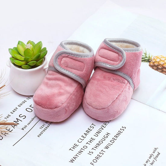 Newborn baby shoes $20.98 Dana Fashion Color: 3 style Size: 11cm Baby & Mother Closed way: Velcro Shoe size: inner length 11cm, inner length 12cm, inner length 13cm Pattern: lattice Applicable gender: female male Sole material: other Help surface material