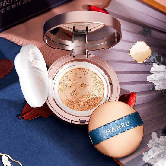 Oriental Beauty Lotus Pond Moonlight Velvet Lipstick Makeup Set Gift Box $190.00 Dana Fashion Color: Makeup Gift Box makeup Product information: Net content: 3.5g (lipstick) 15g (air cushion cream) 15g (loose powder) 4g (eye shadow tray) 1g (eyebrow penci