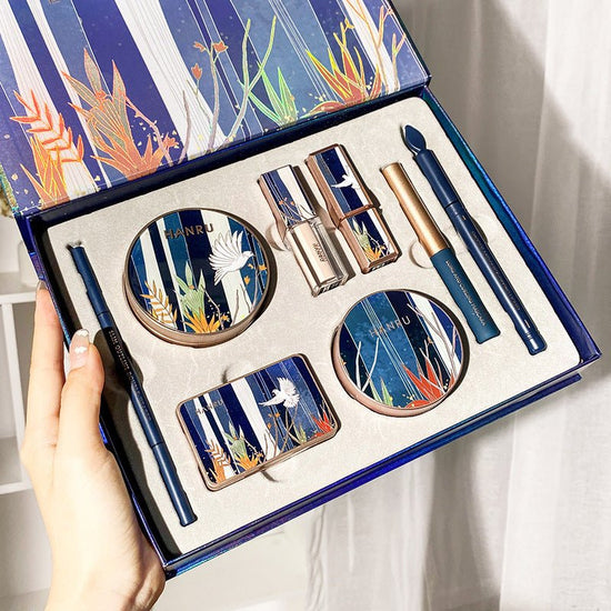 Oriental Beauty Lotus Pond Moonlight Velvet Lipstick Makeup Set Gift Box $190.00 Dana Fashion Color: Makeup Gift Box makeup Product information: Net content: 3.5g (lipstick) 15g (air cushion cream) 15g (loose powder) 4g (eye shadow tray) 1g (eyebrow penci