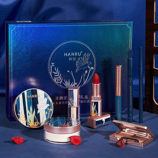 Oriental Beauty Lotus Pond Moonlight Velvet Lipstick Makeup Set Gift Box $190.00 Dana Fashion Color: Makeup Gift Box makeup Product information: Net content: 3.5g (lipstick) 15g (air cushion cream) 15g (loose powder) 4g (eye shadow tray) 1g (eyebrow penci