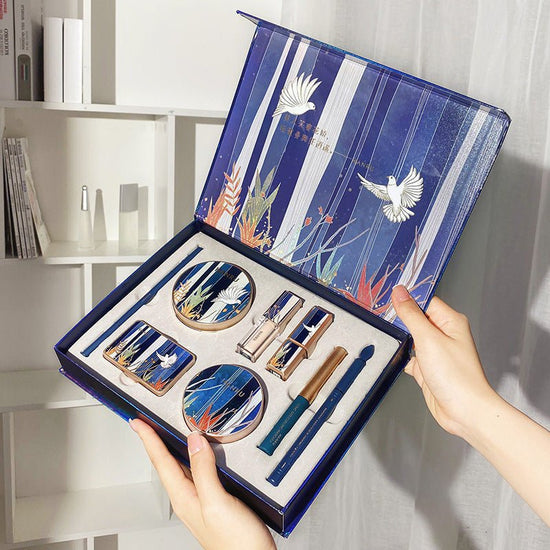 Oriental Beauty Lotus Pond Moonlight Velvet Lipstick Makeup Set Gift Box $190.00 Dana Fashion Color: Makeup Gift Box makeup Product information: Net content: 3.5g (lipstick) 15g (air cushion cream) 15g (loose powder) 4g (eye shadow tray) 1g (eyebrow penci