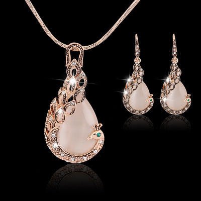 Peacock Jewelry Set $26.49 Dana Fashion Color: Peacock Women's Accessories Style : Europe and America Material: Alloy Process : Jewels Style : Women's Set combination : earrings + accessories Packaging: Individually packed Applicable gifts occasions: empl