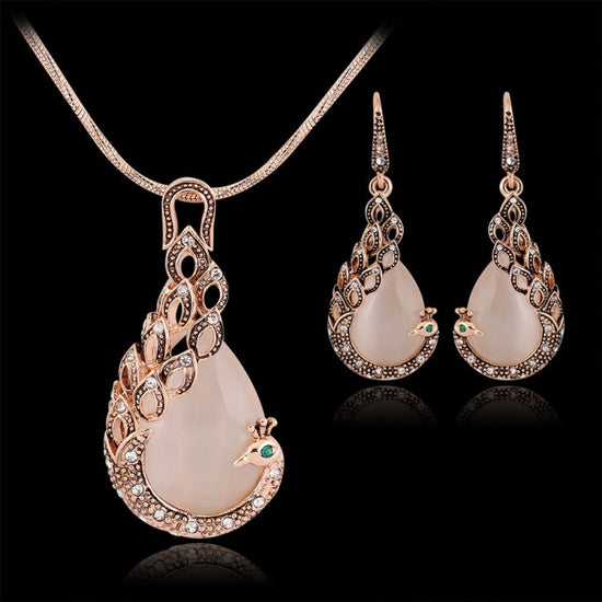 Peacock Jewelry Set $26.49 Dana Fashion Color: Peacock Women's Accessories Style : Europe and America Material: Alloy Process : Jewels Style : Women's Set combination : earrings + accessories Packaging: Individually packed Applicable gifts occasions: empl
