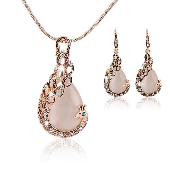 Peacock Jewelry Set $26.49 Dana Fashion Color: Peacock Women's Accessories Style : Europe and America Material: Alloy Process : Jewels Style : Women's Set combination : earrings + accessories Packaging: Individually packed Applicable gifts occasions: empl
