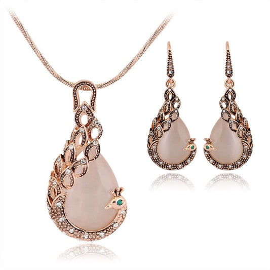 Peacock Jewelry Set $26.49 Dana Fashion Color: Peacock Women's Accessories Style : Europe and America Material: Alloy Process : Jewels Style : Women's Set combination : earrings + accessories Packaging: Individually packed Applicable gifts occasions: empl