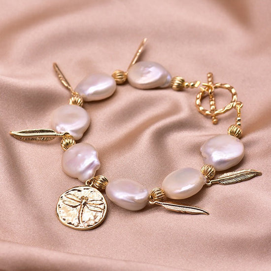 Pearl Bracelet Women's Design Sense Niche Turquoise $39.50 Dana Fashion Color: Leaf Pearl Bracelet Women's Accessories Product information: Treatment Process: Electroplating Color: Turquoise Pearl bracelet, lapis lazuli pendant Clover pearl bracelet, doub