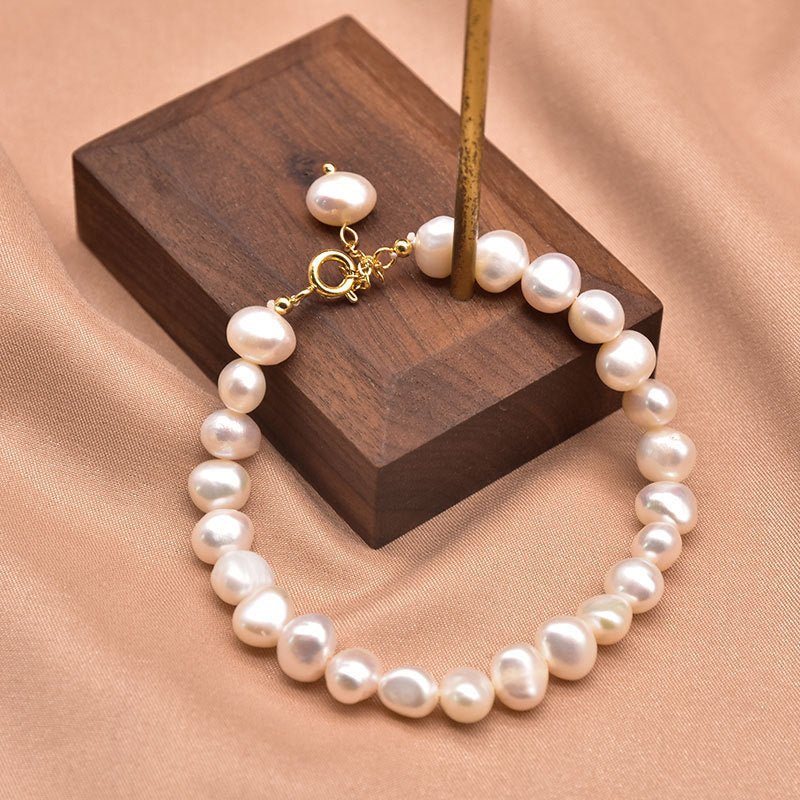 Pearl Bracelet Women's Design Sense Niche Turquoise $39.50 Dana Fashion Color: Bracelet 2Style Women's Accessories Product information: Treatment Process: Electroplating Color: Turquoise Pearl bracelet, lapis lazuli pendant Clover pearl bracelet, double d