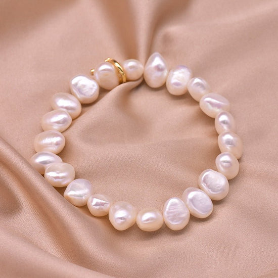 Pearl Bracelet Women's Design Sense Niche Turquoise $39.50 Dana Fashion Color: Pearl Stretch Bracelet Women's Accessories Product information: Treatment Process: Electroplating Color: Turquoise Pearl bracelet, lapis lazuli pendant Clover pearl bracelet, d