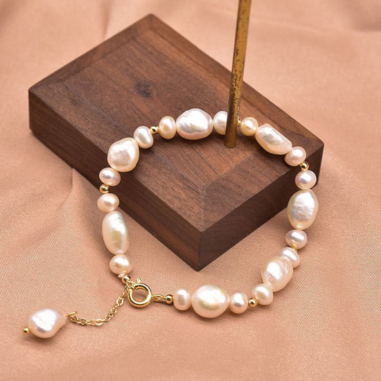 Pearl Bracelet Women's Design Sense Niche Turquoise $39.50 Dana Fashion Color: Bracelet 4Style Women's Accessories Product information: Treatment Process: Electroplating Color: Turquoise Pearl bracelet, lapis lazuli pendant Clover pearl bracelet, double d