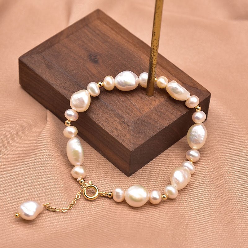 Pearl Bracelet Women's Design Sense Niche Turquoise $39.50 Dana Fashion Color: Bracelet 4Style Women's Accessories Product information: Treatment Process: Electroplating Color: Turquoise Pearl bracelet, lapis lazuli pendant Clover pearl bracelet, double d