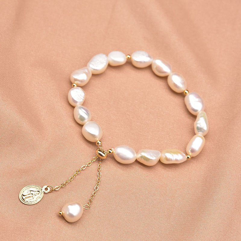Pearl Bracelet Women's Design Sense Niche Turquoise $39.50 Dana Fashion Color: Bracelet 1Style Women's Accessories Product information: Treatment Process: Electroplating Color: Turquoise Pearl bracelet, lapis lazuli pendant Clover pearl bracelet, double d
