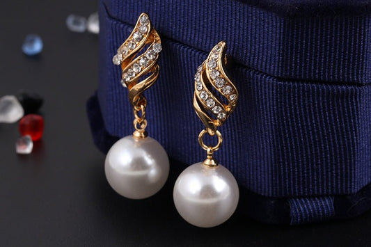 Pearl Stud Necklace Set $22.00 Dana Fashion Color: Golden Women's Accessories Product information: Style: Simple Material: Alloy Treatment process: inlaid with pearls Style: Unisex Set combination: earrings + item accessories Circumference: 21cm (inclusiv