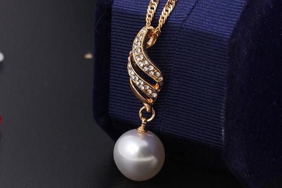 Pearl Stud Necklace Set $22.00 Dana Fashion Color: Golden Women's Accessories Product information: Style: Simple Material: Alloy Treatment process: inlaid with pearls Style: Unisex Set combination: earrings + item accessories Circumference: 21cm (inclusiv