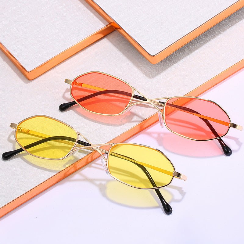 Personalized double beam glasses $16.11 Dana Fashion Color: Black Women's Accessories Specifications: Conventional Glasses structure: frame Whether polarized light: No Lens material: AC Style: Personality Frame material: plastic + metal UV resistance leve