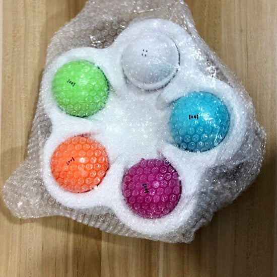 Pet IQ looking for food toys $32.00 Dana Fashion Color: White Toys & Hobbies Product Category: Pet educational toys Material: PP Weight: 619g Specifications: Diameter 22, height 8.5CM Pet IQ educational toys, which are both pet toys and pet food utensils,