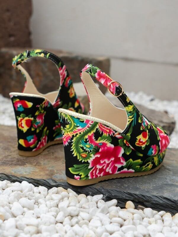 Plus Size Wedge Sandals European And American Fashion Embroidery Height Increasing $29.50 Dana Fashion Color: Black Size: 36 Women's shoes Product information: Toe holder shape: round head Color: black, green, blue, khaki Size: 36,37,38,39,40,41,42,43 Sol