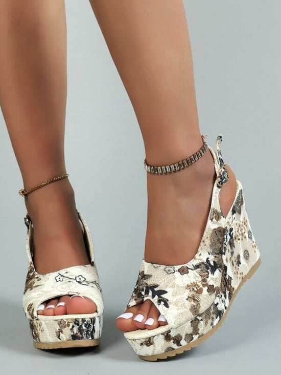 Plus Size Wedge Sandals European And American Fashion Embroidery Height Increasing $29.50 Dana Fashion Color: Black Size: 36 Women's shoes Product information: Toe holder shape: round head Color: black, green, blue, khaki Size: 36,37,38,39,40,41,42,43 Sol