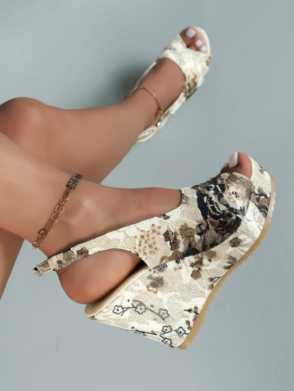 Plus Size Wedge Sandals European And American Fashion Embroidery Height Increasing $29.50 Dana Fashion Color: Black Size: 36 Women's shoes Product information: Toe holder shape: round head Color: black, green, blue, khaki Size: 36,37,38,39,40,41,42,43 Sol