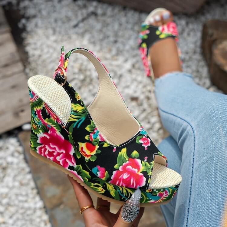 Plus Size Wedge Sandals European And American Fashion Embroidery Height Increasing $29.50 Dana Fashion Color: Black Size: 36 Women's shoes Product information: Toe holder shape: round head Color: black, green, blue, khaki Size: 36,37,38,39,40,41,42,43 Sol