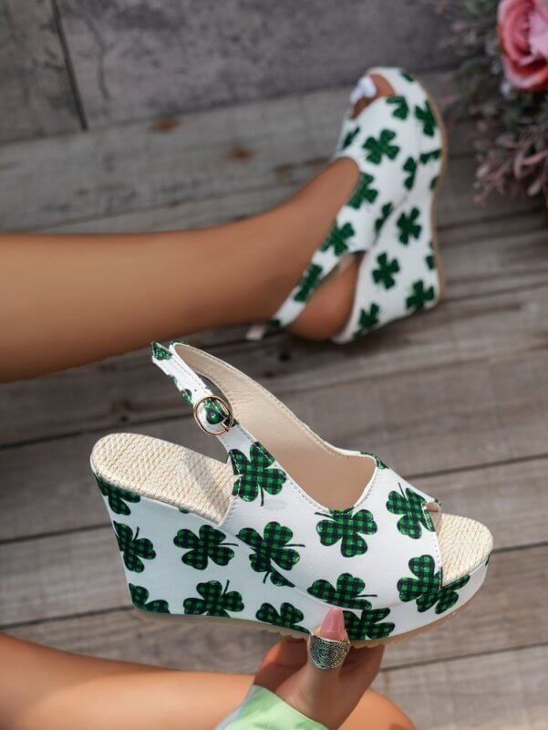 Plus Size Wedge Sandals European And American Fashion Embroidery Height Increasing $29.50 Dana Fashion Color: Black Size: 36 Women's shoes Product information: Toe holder shape: round head Color: black, green, blue, khaki Size: 36,37,38,39,40,41,42,43 Sol
