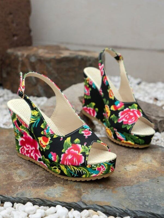 Plus Size Wedge Sandals European And American Fashion Embroidery Height Increasing $29.50 Dana Fashion Color: Black Size: 36 Women's shoes Product information: Toe holder shape: round head Color: black, green, blue, khaki Size: 36,37,38,39,40,41,42,43 Sol
